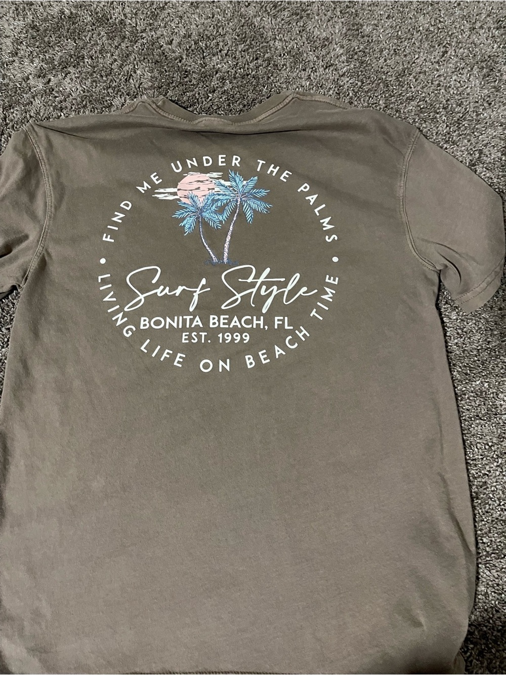 surf style Olive Palm Graphic Tee with Pink & Blue Accents